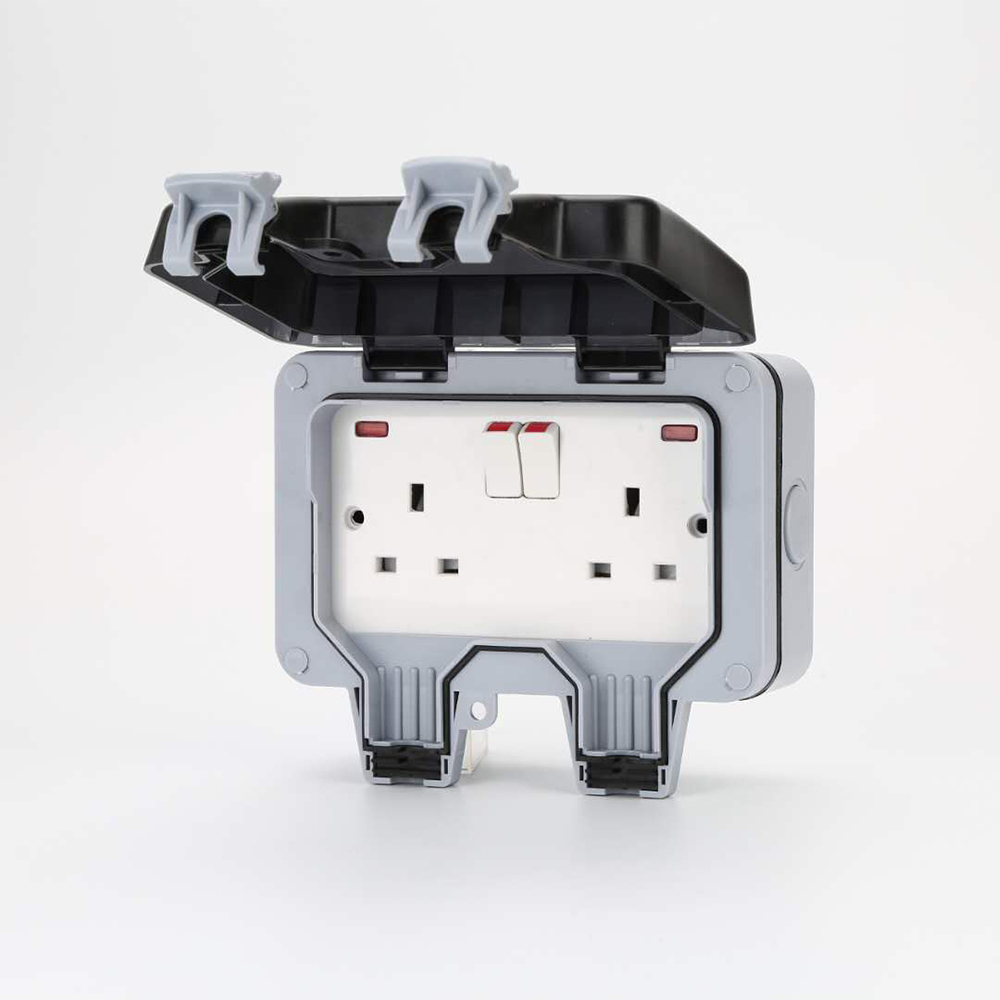 سوکت ضد آب در فضای باز