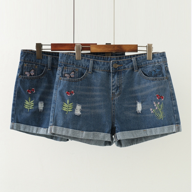 Embroidered denim shorts with raw hem