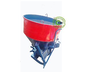 450 kg fertilizer spreader behind the tractor