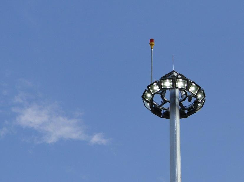 Light tower equipped with a conventional projector