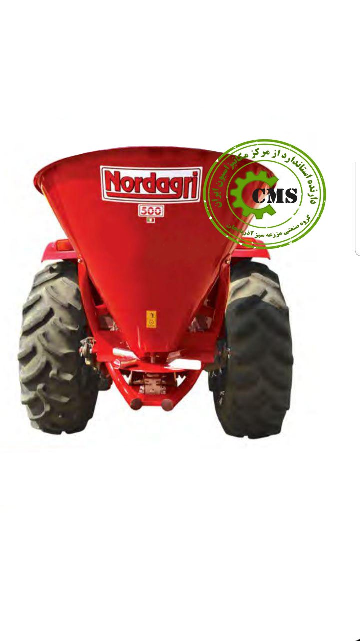 500 kg Italian centrifugal fertilizer spreader behind the tractor