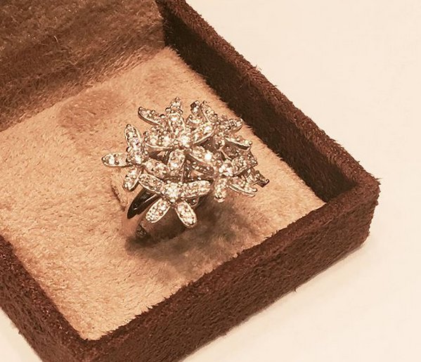 انگشتر نگين دار 