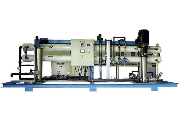 Reverse osmosis (RO) device