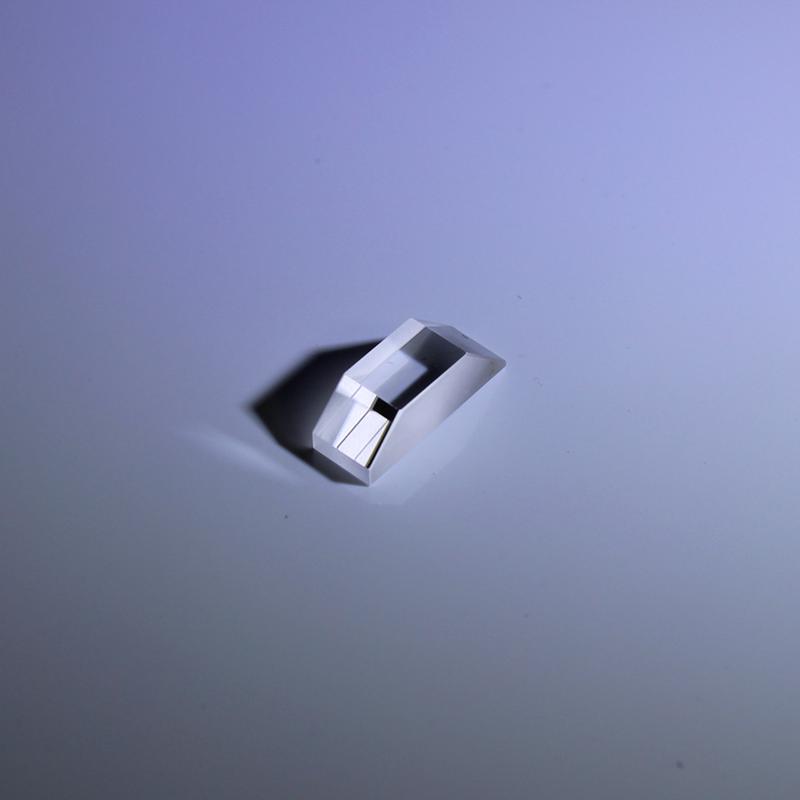 منشور نوری ذوزنقه ای ساخته شده از یاقوت کبود