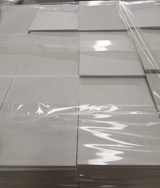 Pure white aluminium silicate fiberboard