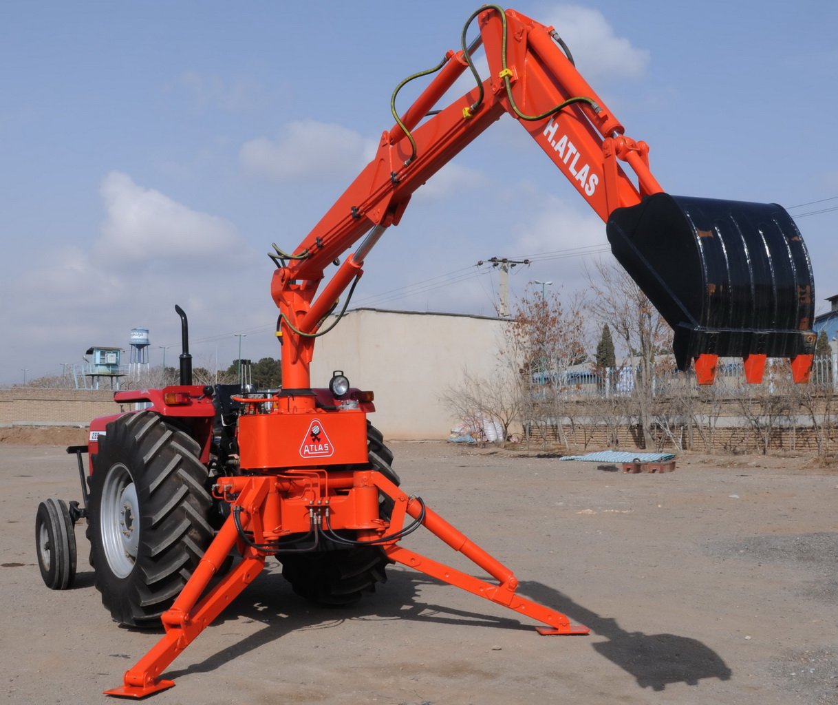 بکهو پشت تراکتور اطلس آلمان