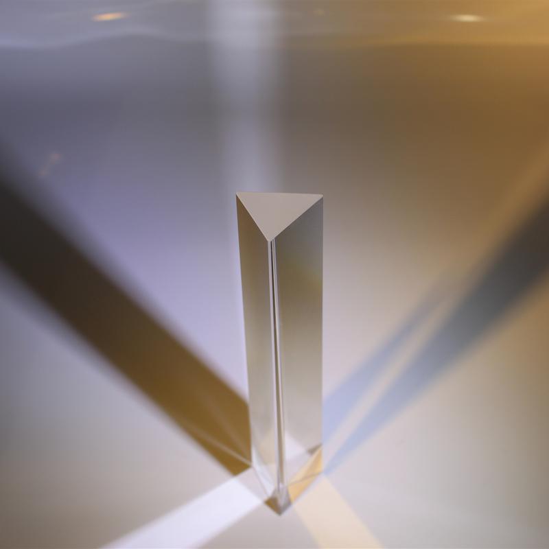 منشور مثلثی نوری