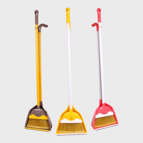 جارو وخاك انداز ايستاده