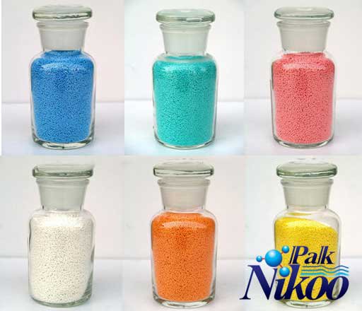 Colored grains for detergent powders