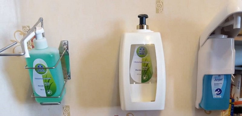 Disinfection solution of 70% aromatic alcohol containing glycerin and 500 ml medical aloe vera extract