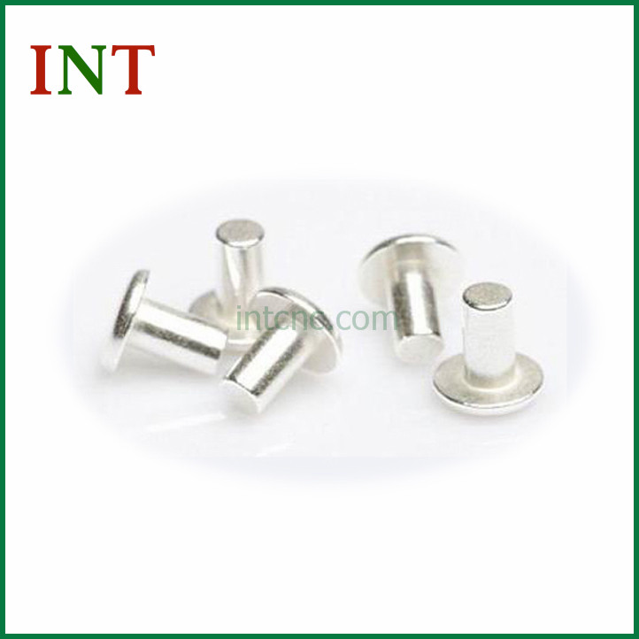 پرچ های نقره ای