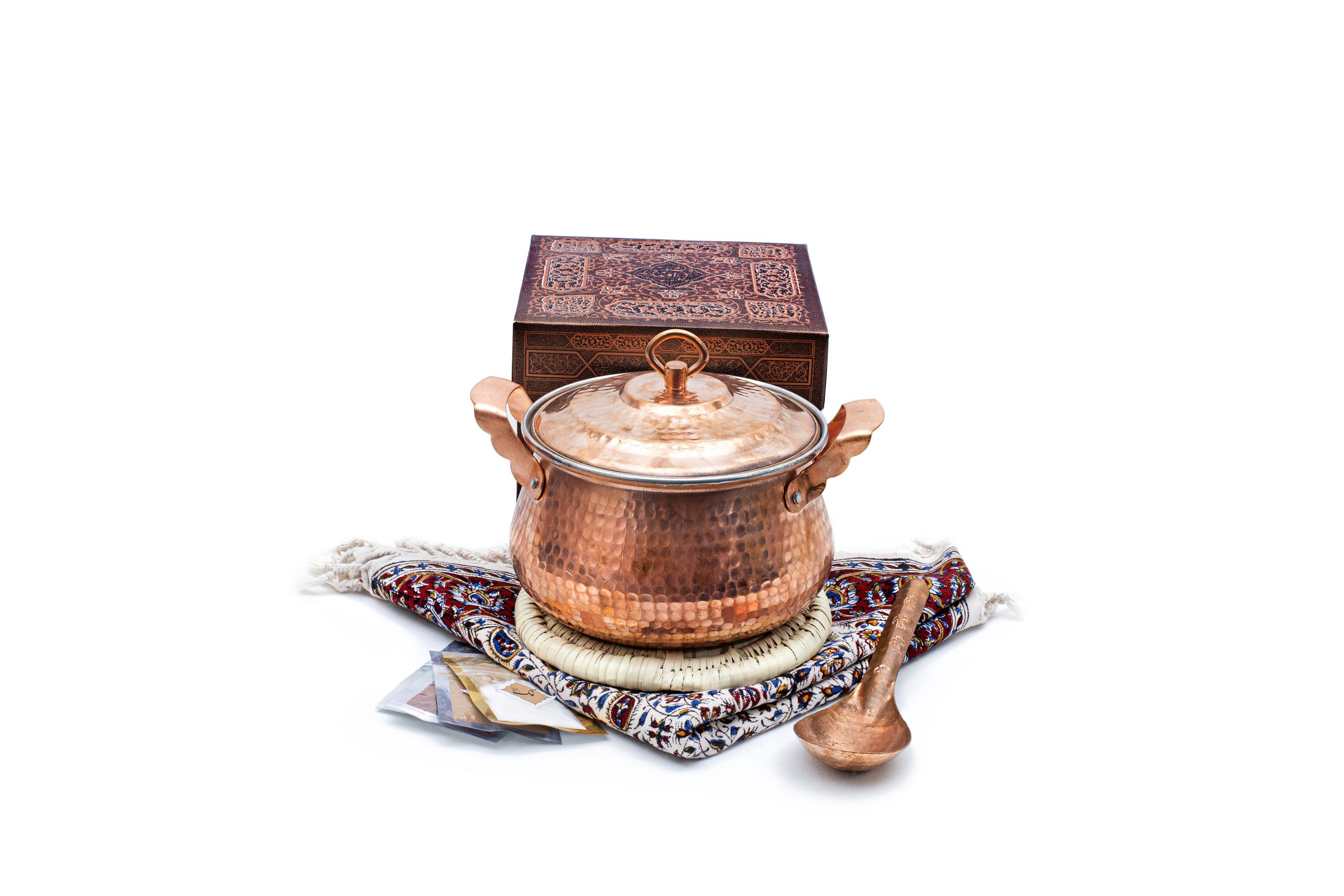 آوند (قابلمه و قاشق مسی و سفره قلمکار)