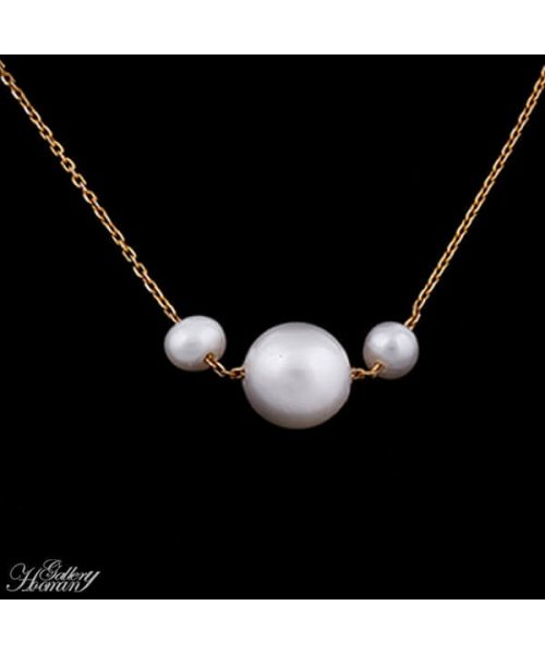 Elegant gold necklace with pearls
