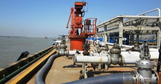 Tanker discharge composite hose