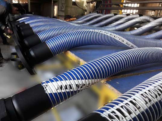 Composite hose for draining storage tanks