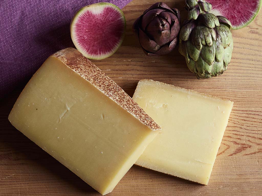 پنیر ساخته شده از شیر خام