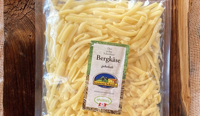 The real Schnifner Bergkäse, sliced