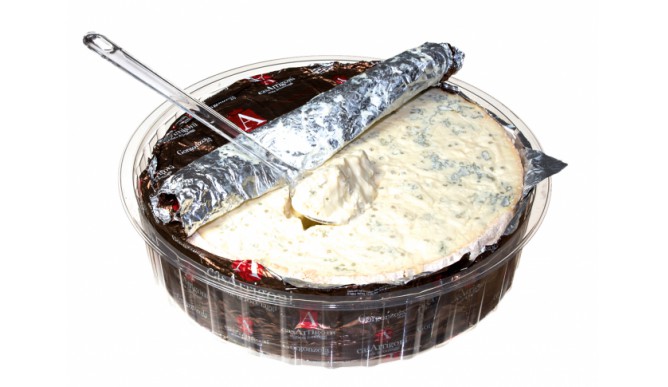 spoon gorgonzola DOP without bark